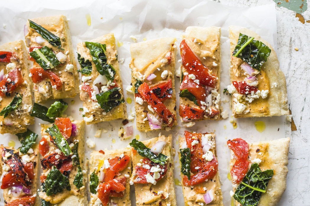 Pizza Au Houmous Poivrons Rouges Rotis Et Feta La Fourche